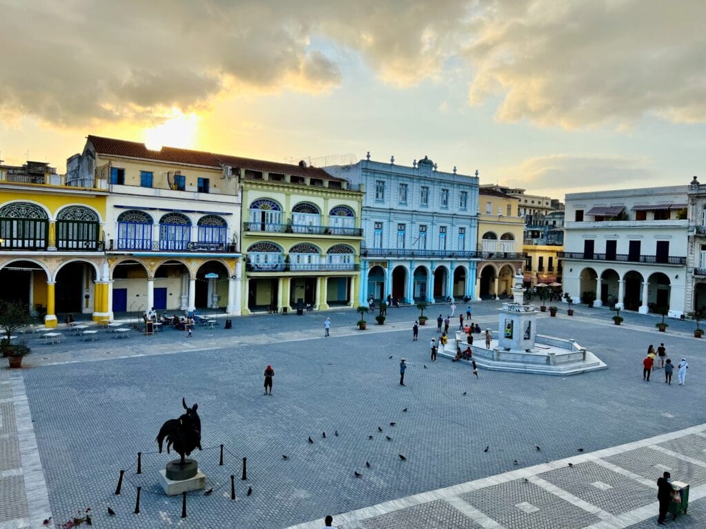 Aus dem Englischen übersetzt - Die Plaza Vieja ist ein Platz im Herzen der Altstadt von Havanna, Kuba.
